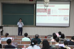 讲授设想、手艺东西等方面全维度赋能教师AI素养